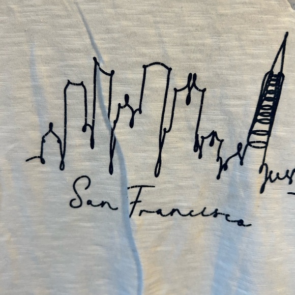 Kavio White V-Neck Tee with Skyline Design - Picture 3 of 7